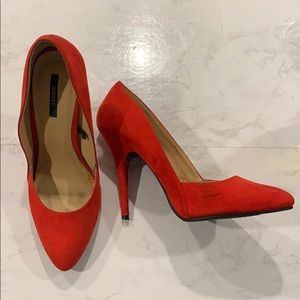 Red pumps